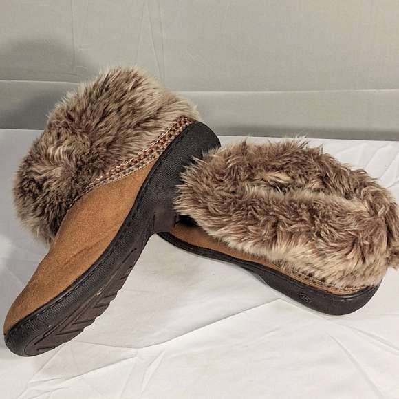 Women's Isotoner Size 8 Faux Fur Indoor/Outdoor Memory Foam Slippers - Picture 3 of 8
